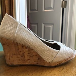 TOMS cream wedges